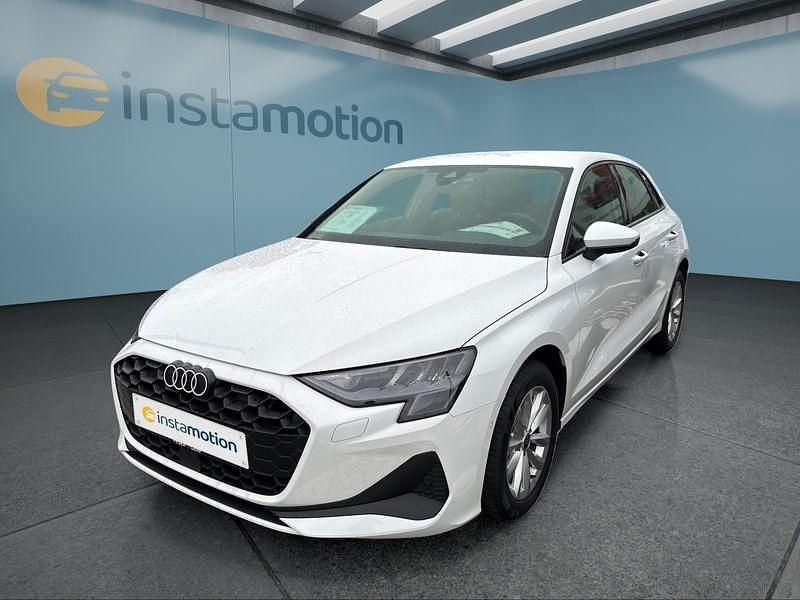 Weiß Gebraucht 2025 Audi A3 Sportback Kleinwagen | 28.649 € (Guter Preis) - Bild 1/4