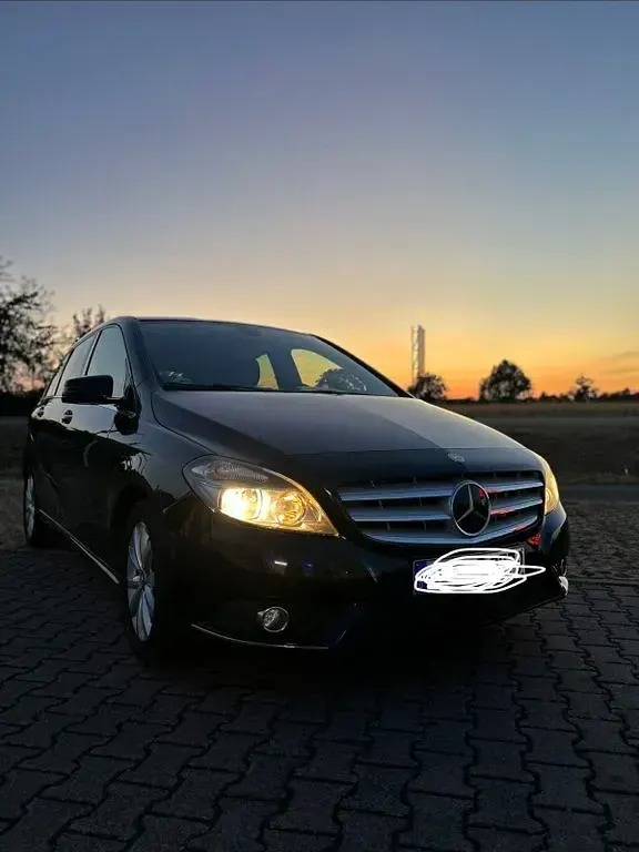 Gebraucht Mercedes B180 109 PS (80 kW) 2012 Schwarz Kleinwagen