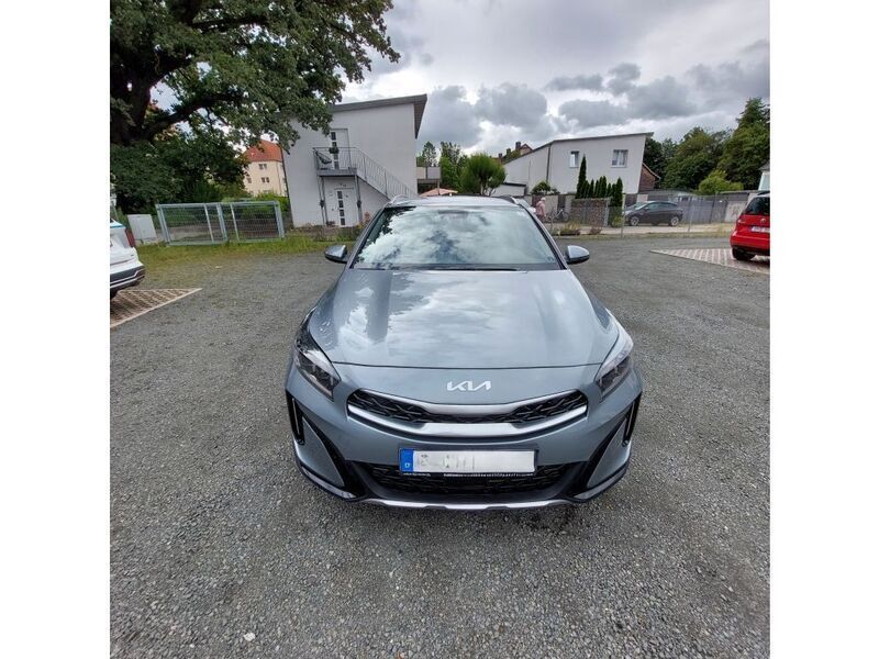 Lunarsilber metallic (metallic) Gebraucht 2024 Kia XCeed Spirit SUV | 26.600 € (Guter Preis) - Bild 1/4