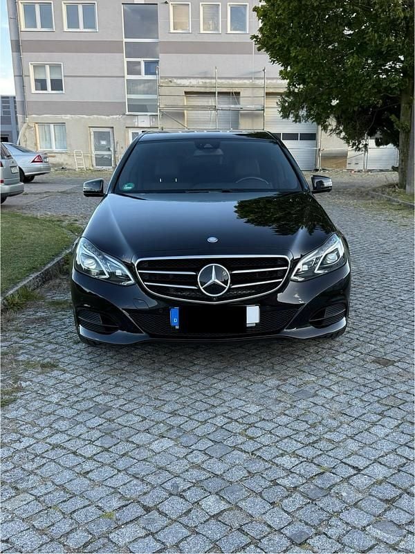 Schwarz Gebraucht 2015 Mercedes E220 Limousine | 19.500 € (Fairer Preis) - Bild 1/4