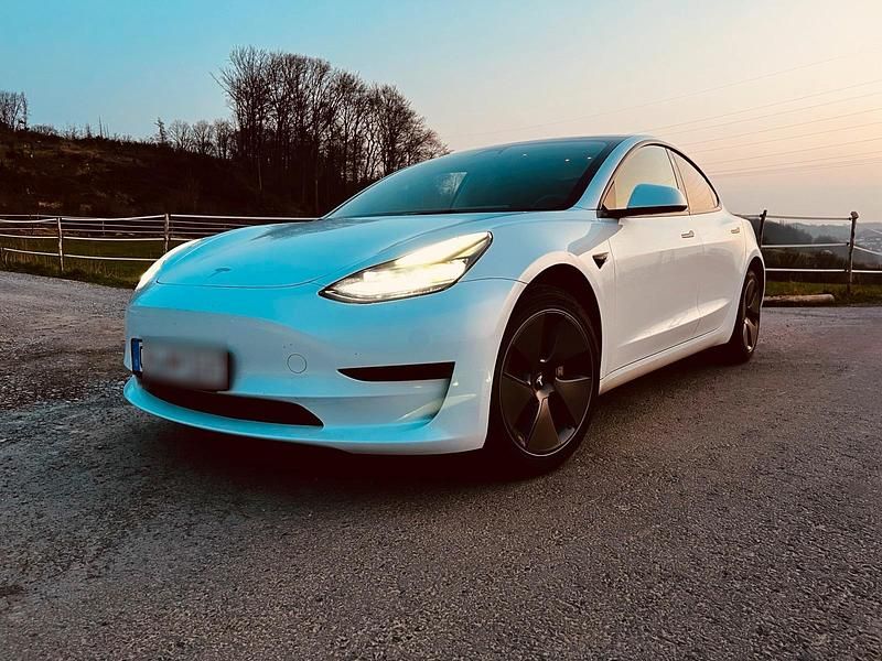 Weiß Gebraucht 2023 Tesla Model 3 Standard Range Limousine | 25.599 € (Superpreis) - Bild 1/4