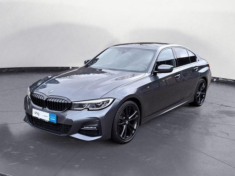 Grau Gebraucht 2022 BMW 318 M Sport Limousine | 31.830 € (Etwas zu teuer) - Bild 1/4