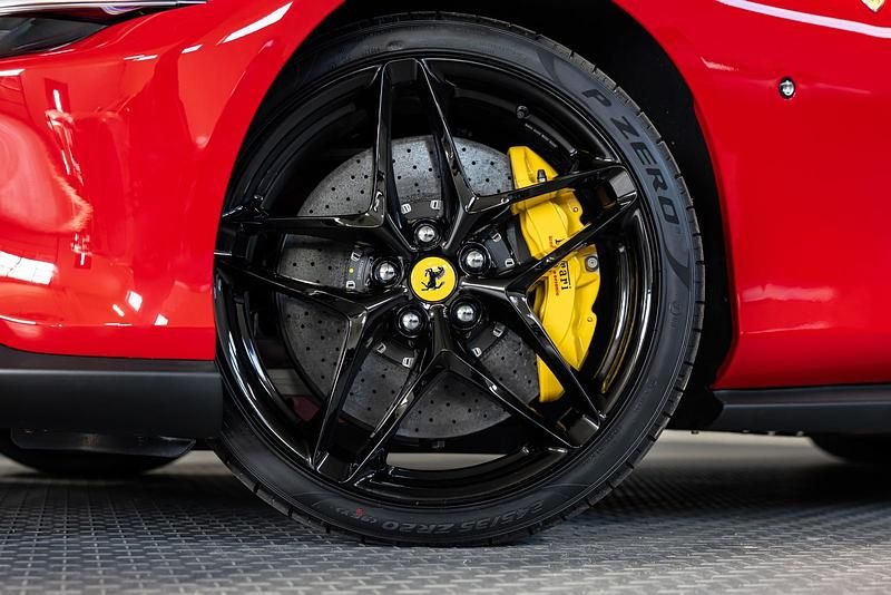 Neu Ferrari Roma 620 PS (456 kW) 2025 Rosso corsa Coupé