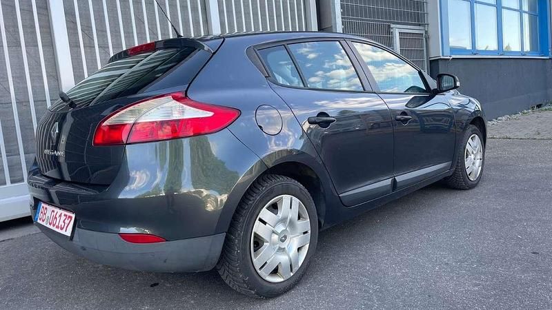 Gebraucht Renault Mégane 101 PS (74 kW) 2013 Grau Limousine