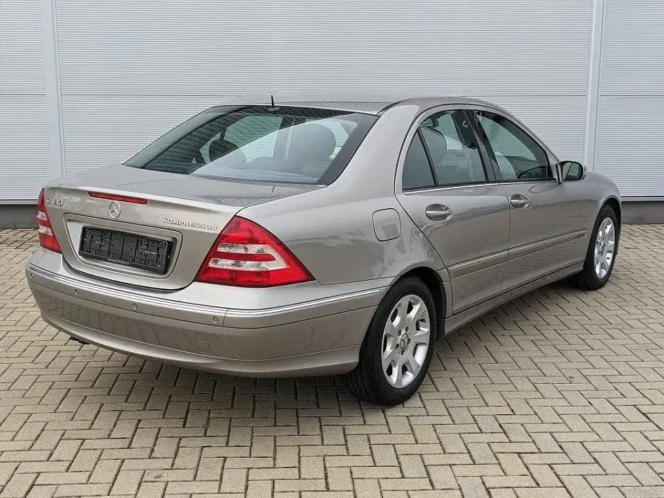 Gebraucht Mercedes C180 Elegance 143 PS (105 kW) 2006 Cubanitsilber metallic (metallic) Limousine
