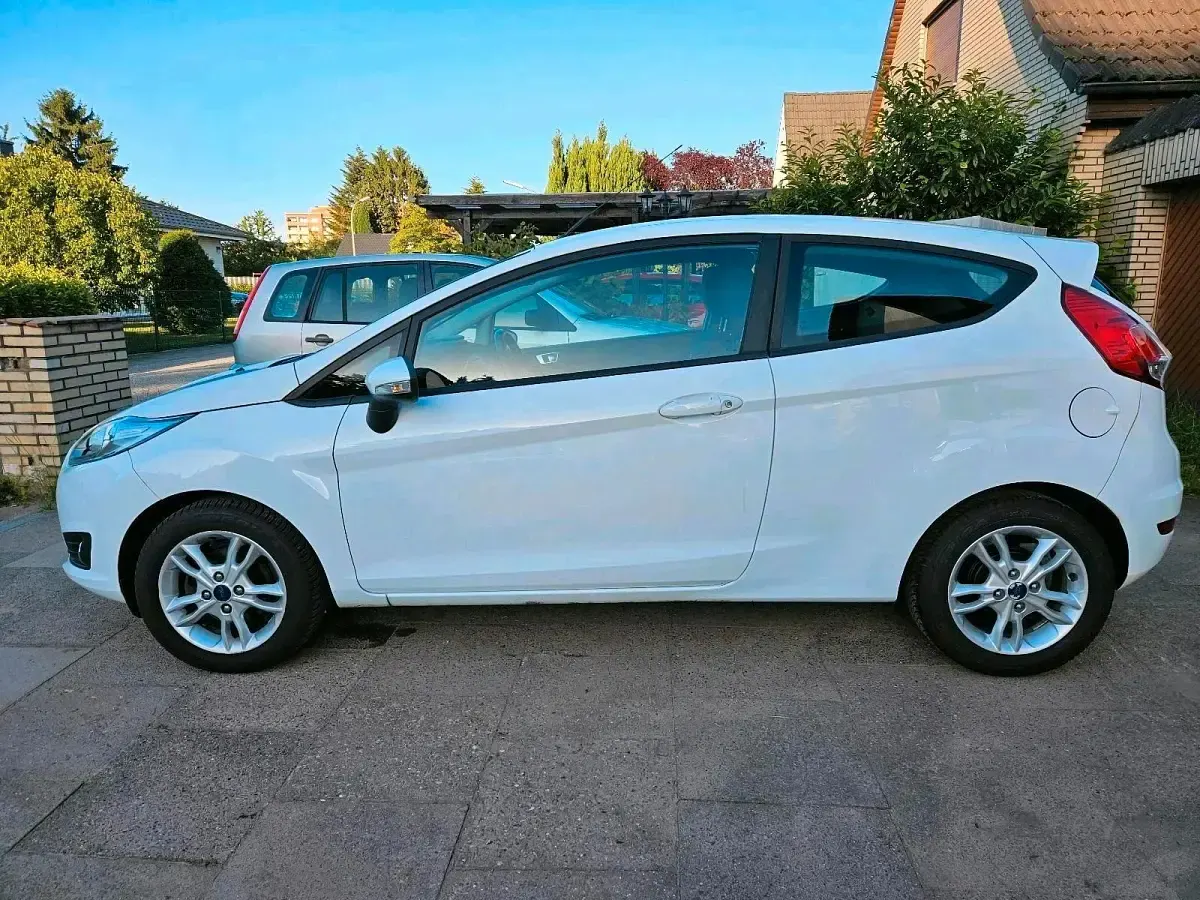 Gebraucht Ford Fiesta 100 PS (73 kW) 2015 Weiß Kleinwagen