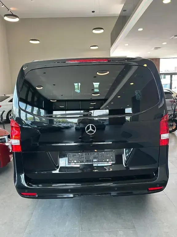 Gebraucht Mercedes V220 Avantgarde 163 PS (119 kW) 2023 Schwarz Van / Kleinbus