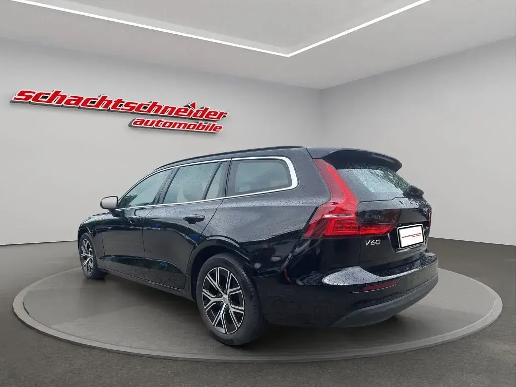 Gebraucht Volvo V60 Core 197 PS (144 kW) 2023 Schwarz Kombi