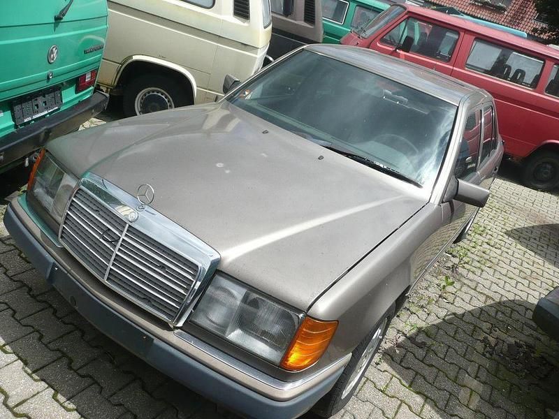Braun Gebraucht 1991 Mercedes 300 Limousine | 4.900 € - Bild 1/4