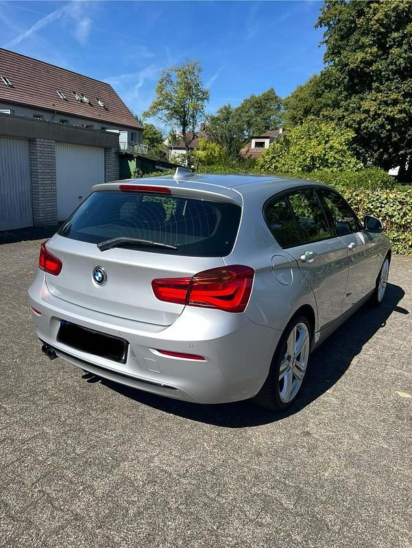 Silber Gebraucht 2017 BMW 120 Sport Line Kleinwagen | 15.990 € (Guter Preis) - Bild 1/4