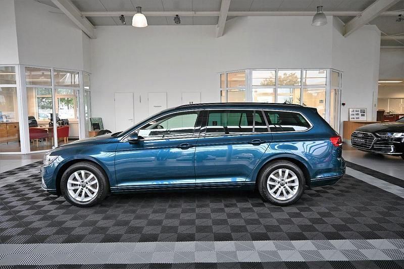 Gebraucht VW Passat Business 150 PS (110 kW) 2023 Blau Kombi
