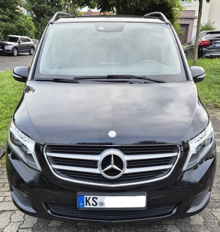 Schwarz Gebraucht 2016 Mercedes V220 Edition Van / Kleinbus | 30.000 € (Guter Preis) - Bild 1/4