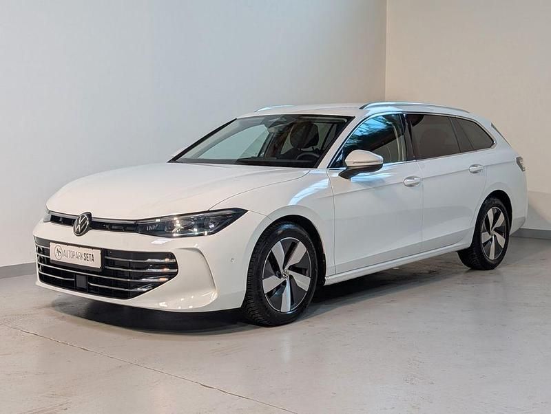 Weiß Gebraucht 2024 VW Passat Elegance Limousine | 34.999 € (Superpreis) - Bild 1/4