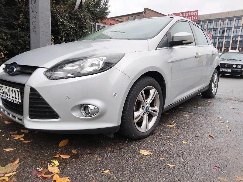 Silber Gebraucht 2013 Ford Focus Kleinwagen | 3.900 € - Bild 1/4