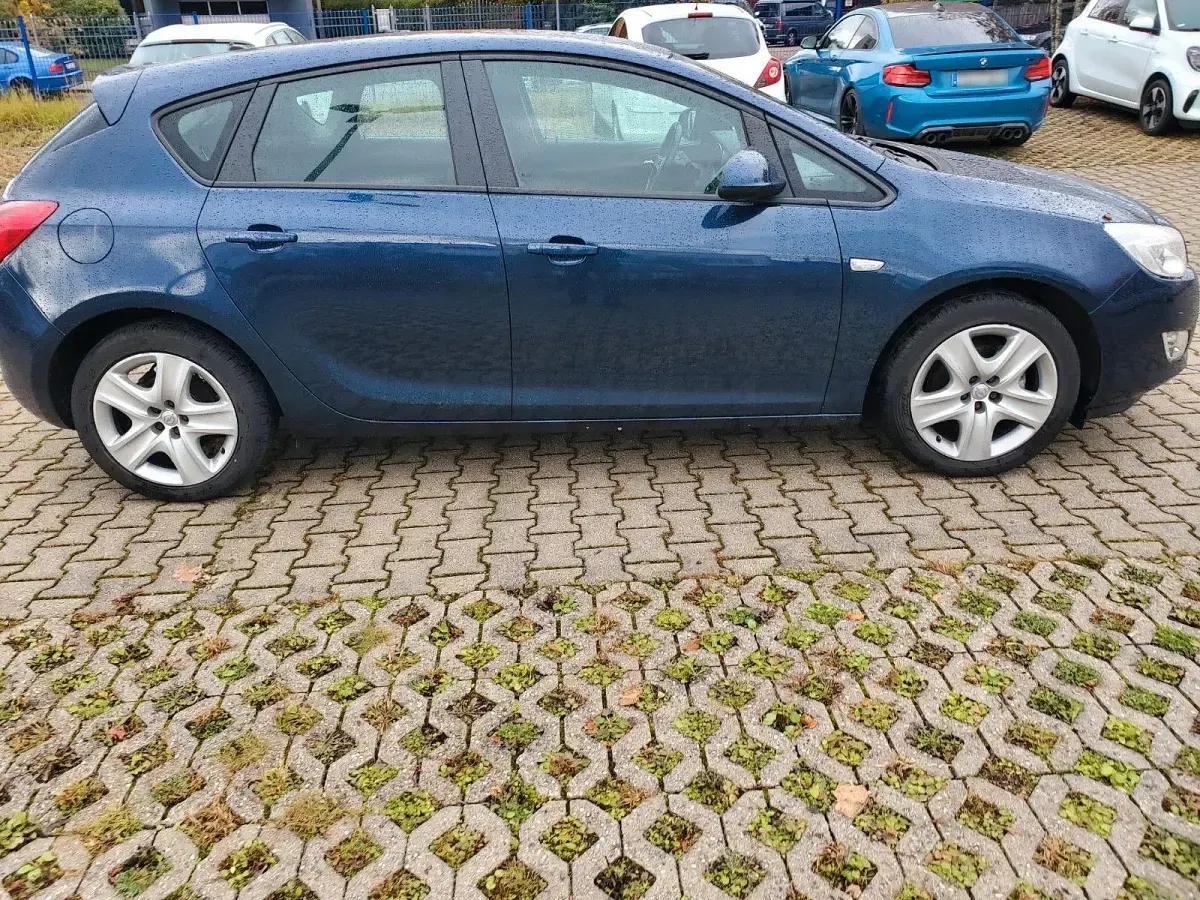 Gebraucht Opel Astra Selection 116 PS (85 kW) 2011 Blau Limousine