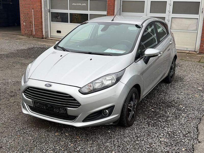 Gebraucht Ford Fiesta Titanium 75 PS (55 kW) 2014 Silber Kleinwagen