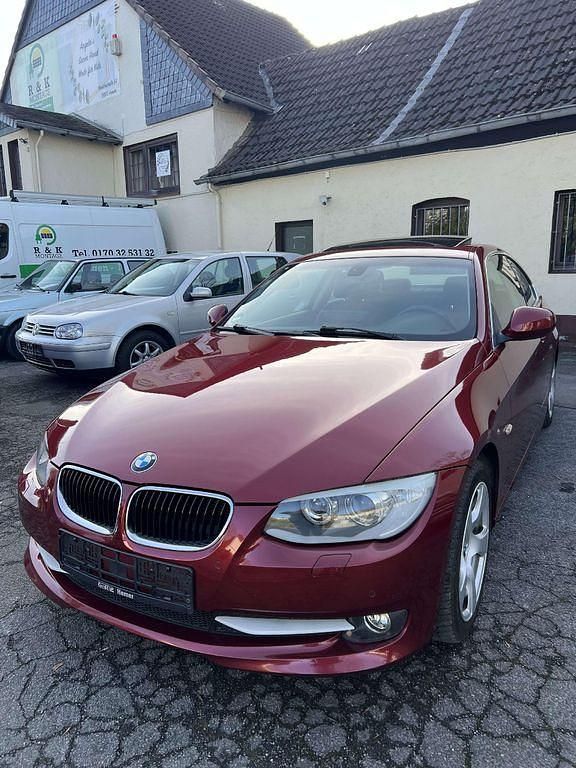 Vermilionrot metallic Gebraucht 2011 BMW 320 Sport Line Coupé | 8.780 € (Fairer Preis) - Bild 1/4
