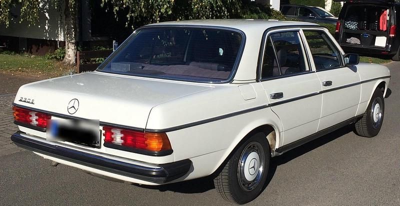 Gebraucht Mercedes E230 136 PS (100 kW) 1982 Weiß Limousine