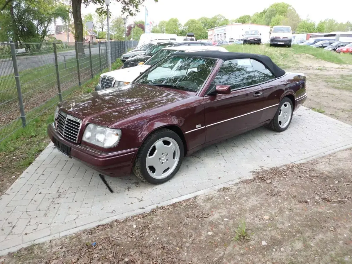 Second-hand Mercedes E200 136 CP (100 kW) 1997 Roșu Cabrio