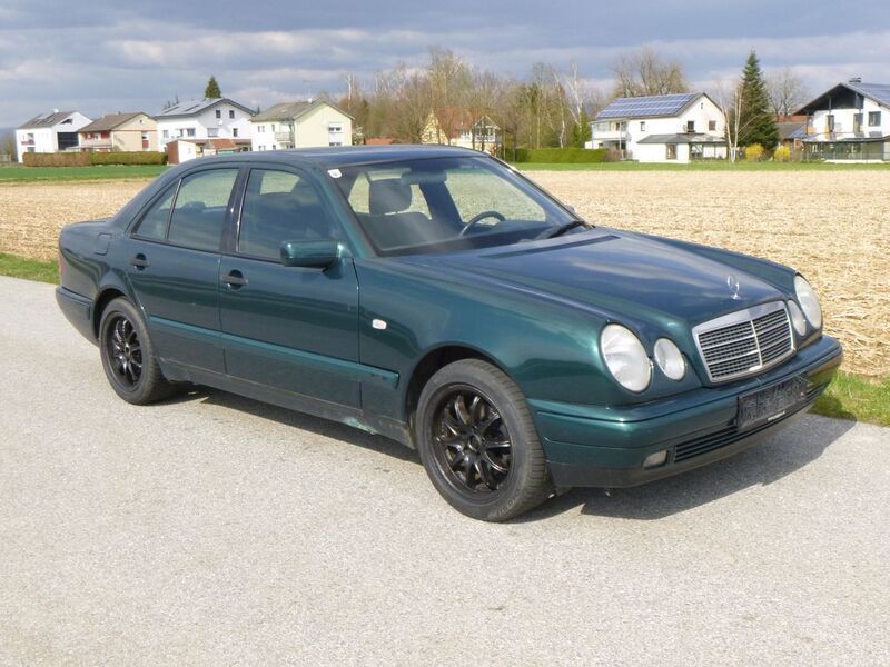 Grün Gebraucht 1997 Mercedes E220 Classic Limousine | 1.150 € (Guter Preis) - Bild 1/4
