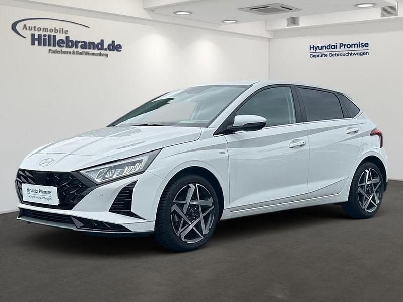 Weiss Gebraucht 2024 Hyundai i20 Prime Limousine | 21.450 € (Etwas zu teuer) - Bild 1/4