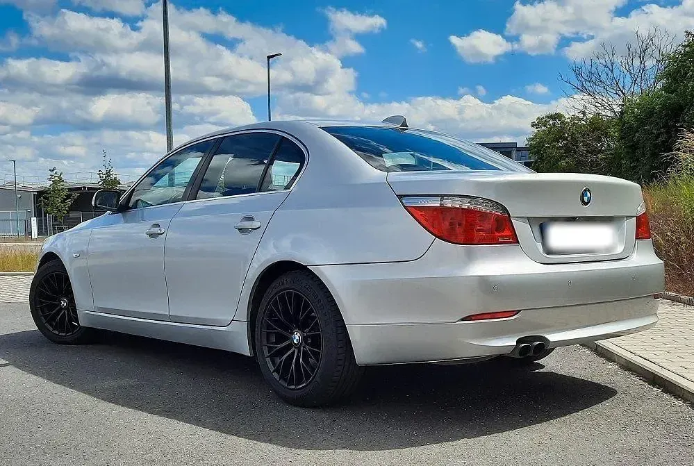 Gebraucht BMW 523 190 PS (139 kW) 2009 Silber Limousine