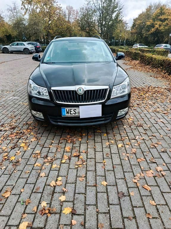 Schwarz Gebraucht 2012 Skoda Octavia Ambition Kombi | 5.900 € (Fairer Preis) - Bild 1/4