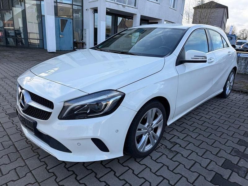 Gebraucht Mercedes A180 122 PS (89 kW) 2016 Weiß Limousine