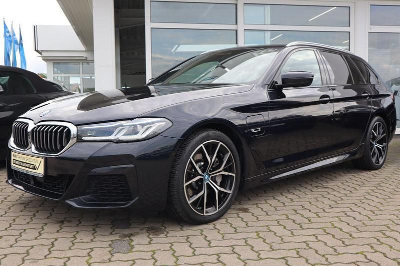 M carbonschwarz Gebraucht 2022 BMW 530e M Sport Kombi | 37.490 € (Fairer Preis) - Bild 1/4