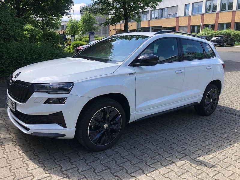 Weiß Gebraucht 2023 Skoda Karoq SportLine SUV | 28.999 € (Guter Preis) - Bild 1/4