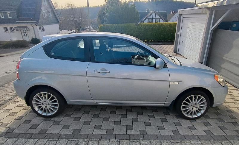 Gebraucht Hyundai Accent 97 PS (71 kW) 2007 Silber Limousine