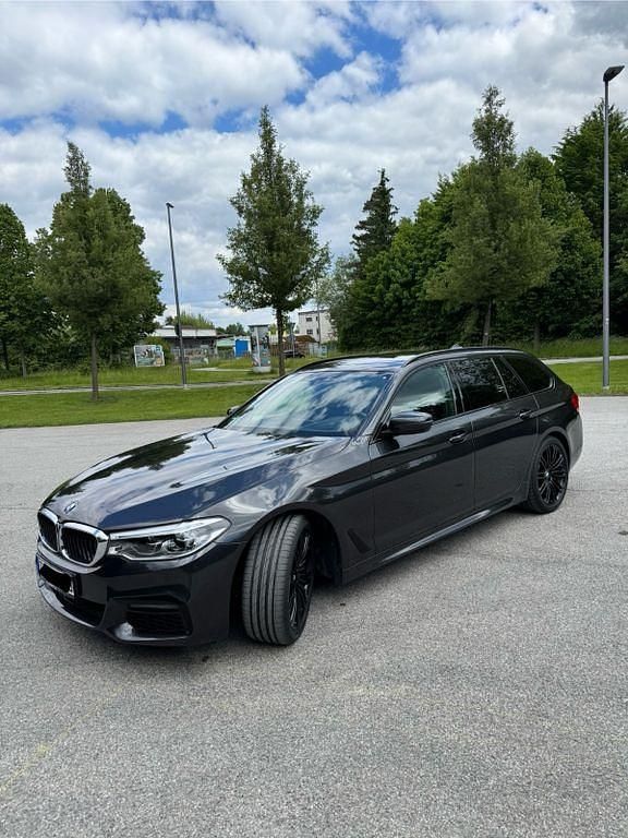 Schwarz Gebraucht 2018 BMW 530 Sport Line Kombi | 31.500 € (Fairer Preis) - Bild 1/4