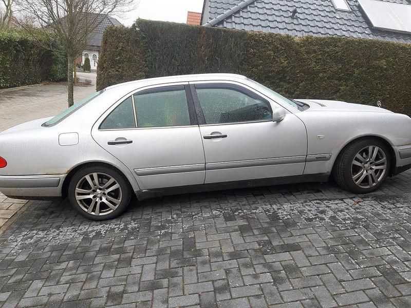 Gebraucht Mercedes 240 170 PS (125 kW) 1999 Silber Limousine
