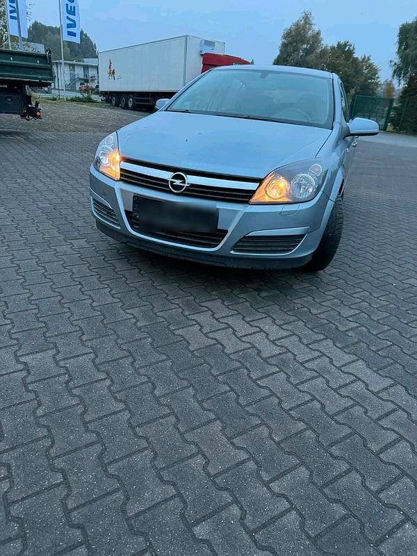 Grau Gebraucht 2005 Opel Astra Kleinwagen | 1.550 € (Fairer Preis) - Bild 1/4
