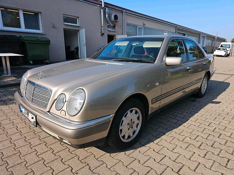Beige Gebraucht 1997 Mercedes E300 Elegance Limousine | 8.000 € - Bild 1/4