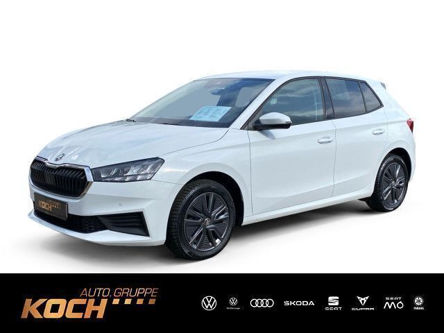 Weiß Gebraucht 2023 Skoda Fabia Ambition Kleinwagen | 17.499 € (Fairer Preis) - Bild 1/4