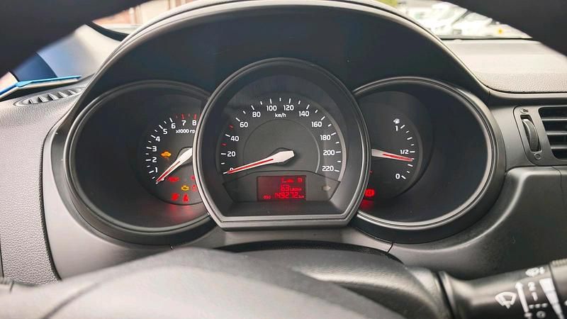 Grau Gebraucht 2012 Kia Rio 2 Kleinwagen | 4.200 € (Fairer Preis) - Bild 1/4