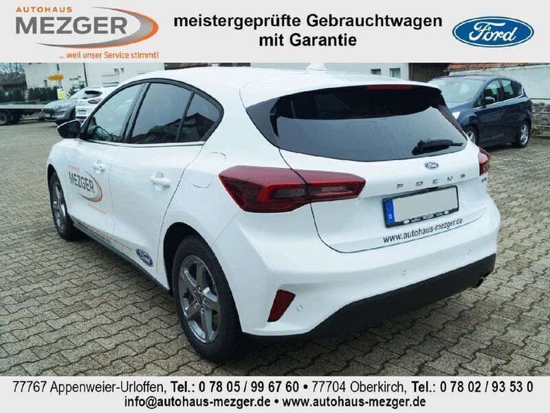 Gebraucht Ford Focus Titanium 125 PS (91 kW) 2022 Frostweiß Limousine