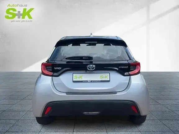 Gebraucht Toyota Yaris Basis 116 PS (85 kW) 2023 Shimmering silver metallic Kleinwagen