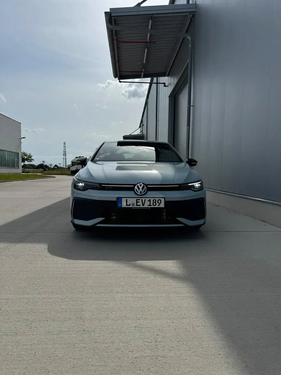Gebraucht VW Golf VIII Style 265 PS (194 kW) 2025 Blau Limousine