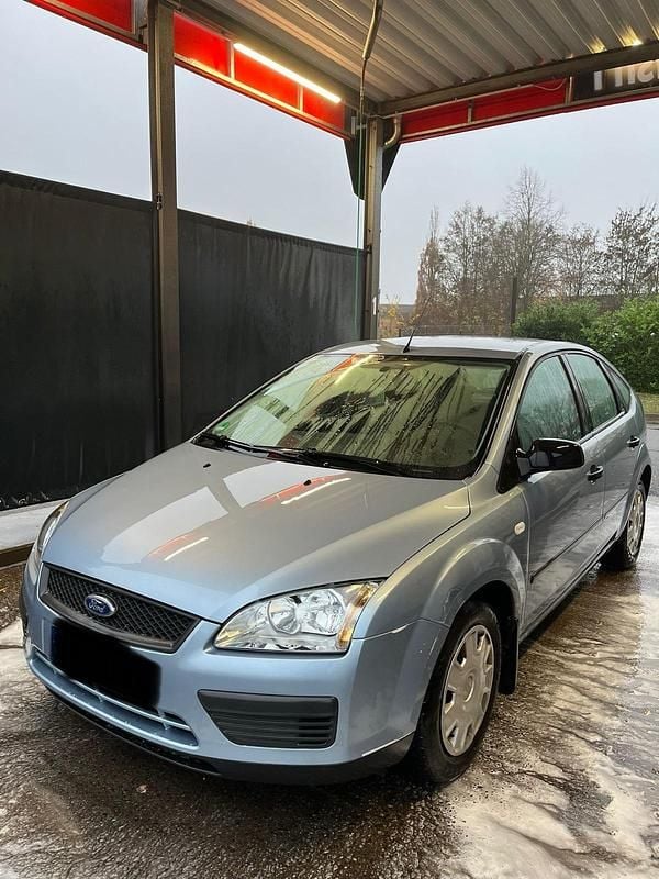 Blau Gebraucht 2006 Ford Focus Limousine | 2.400 € (Fairer Preis) - Bild 1/4