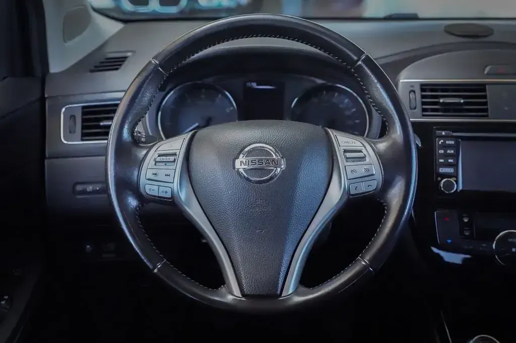 Gebraucht Nissan Pulsar N-Connecta 116 PS (85 kW) 2016 Rot Kleinwagen