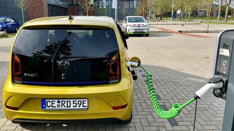 Gebraucht VW e-up! United 61 kW (83 PS) 2021 Gold Kleinwagen