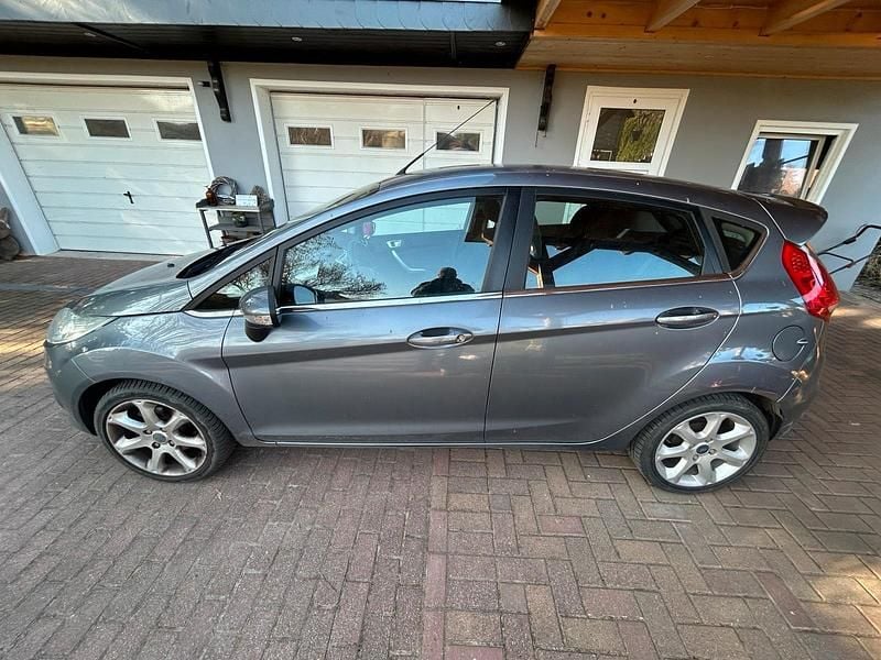Gebraucht Ford Fiesta Titanium 82 PS (60 kW) 2012 Grau Kleinwagen