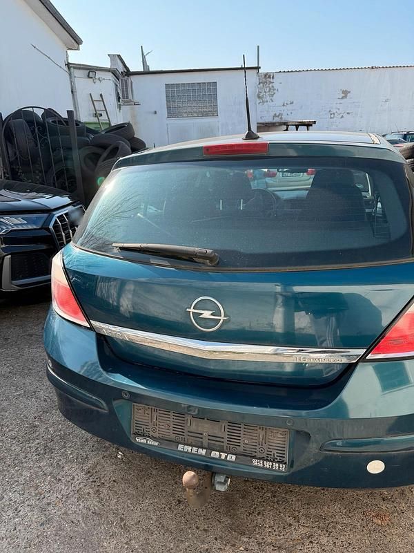 Gebraucht Opel Astra 2010 Grün Kleinwagen