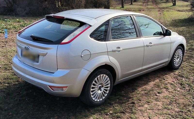 Gebraucht Ford Focus 106 PS (77 kW) 2009 Silber Limousine
