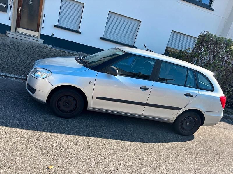 Grau Gebraucht 2008 Skoda Fabia Kleinwagen | 1.999 € (Fairer Preis) - Bild 1/4