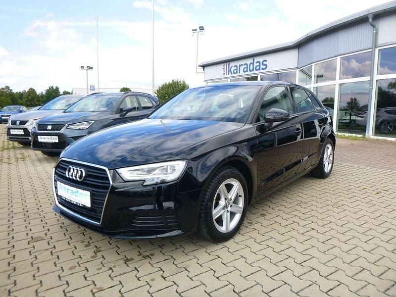 Brillantschwarz Gebraucht 2020 Audi A3 Sportback Kombi | 18.750 € (Etwas zu teuer) - Bild 1/4