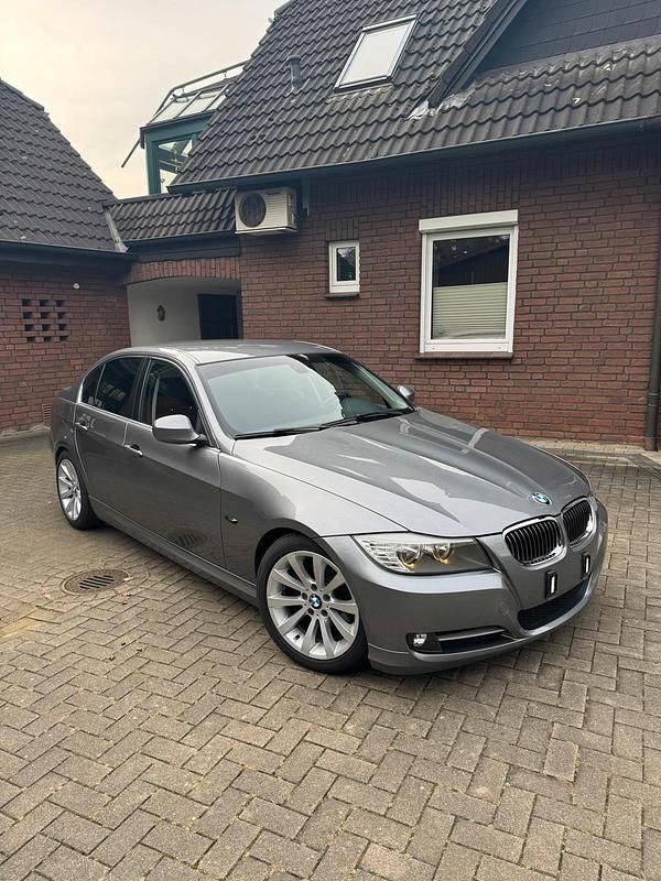 Gebraucht BMW 318 143 PS (105 kW) 2010 Grau Limousine