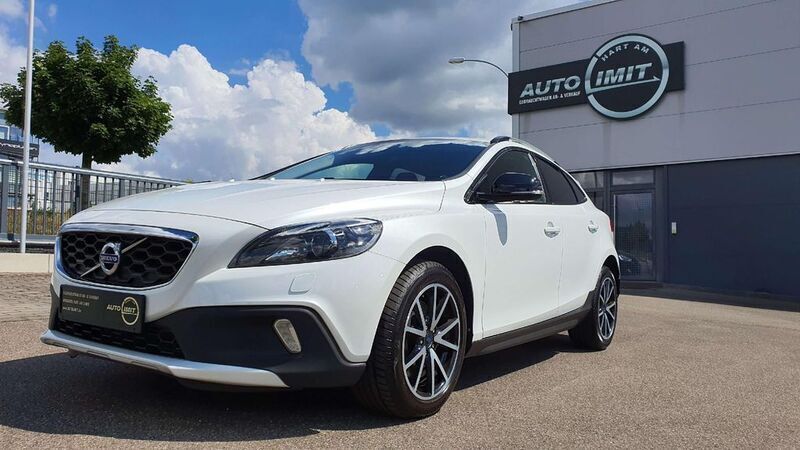 Weiß Gebraucht 2015 Volvo V40 CC Momentum Kombi | 15.500 € (Fairer Preis) - Bild 1/4